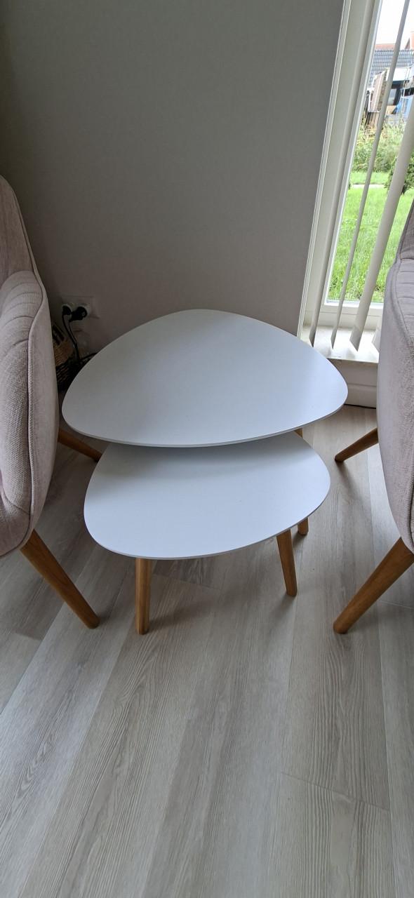 Te Koop; 2x roze stoeltjes met tafeltjes