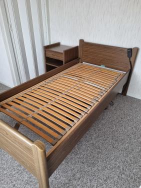 Elektrisch seniorenbed met nachtkastje 90x200