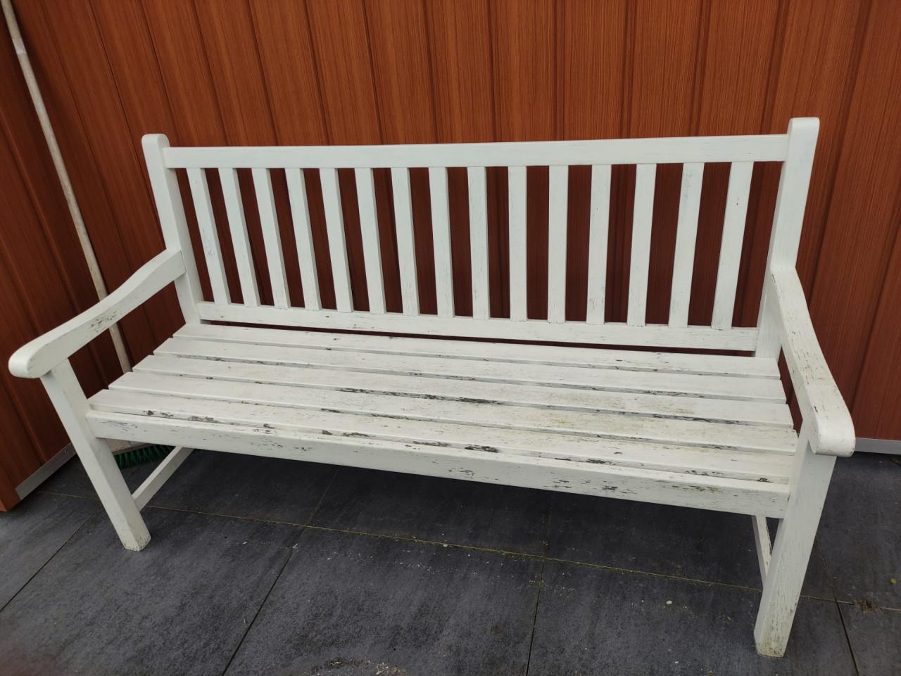 Te koop hardhouten tuinbank,heeft likje verf nodig.