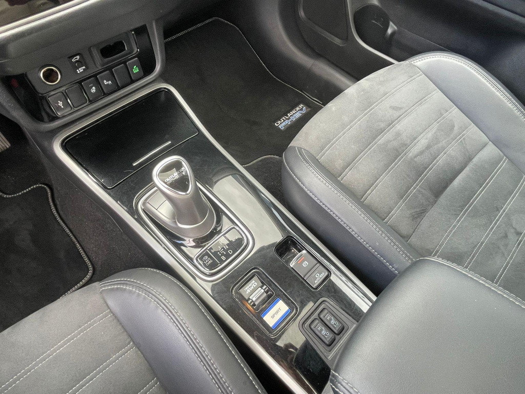 Mitsubishi Outlander 2.4 phev intense+ plug in hybride automaat