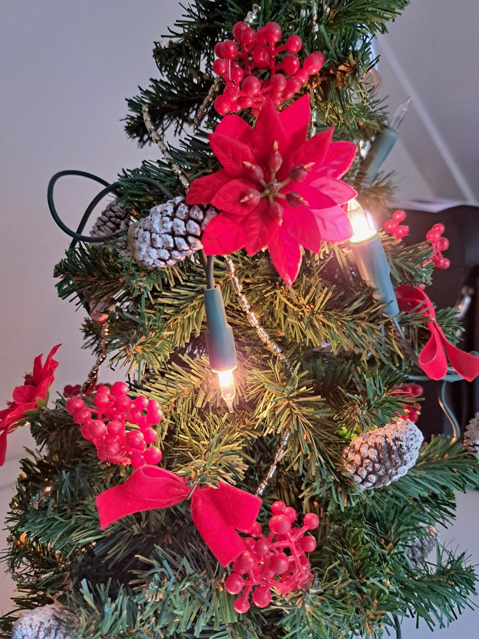 Direct kerstsfeer in huis met deze complete, kant-en-klare mini kerstboom!