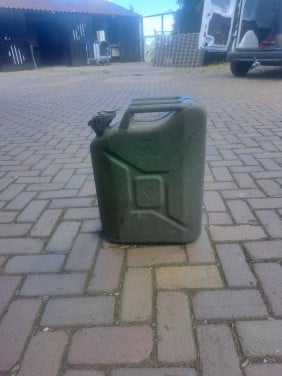GROENE METALEN JERRYCAN LEGERVOERTUIG