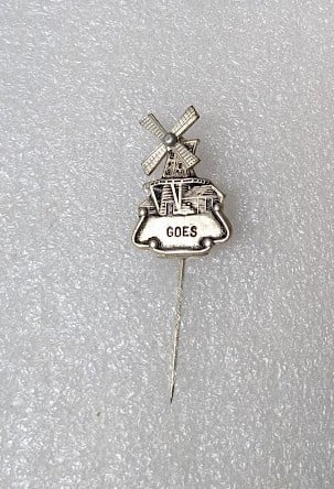 Mooie oude speld van de goese molen de Korenbloem