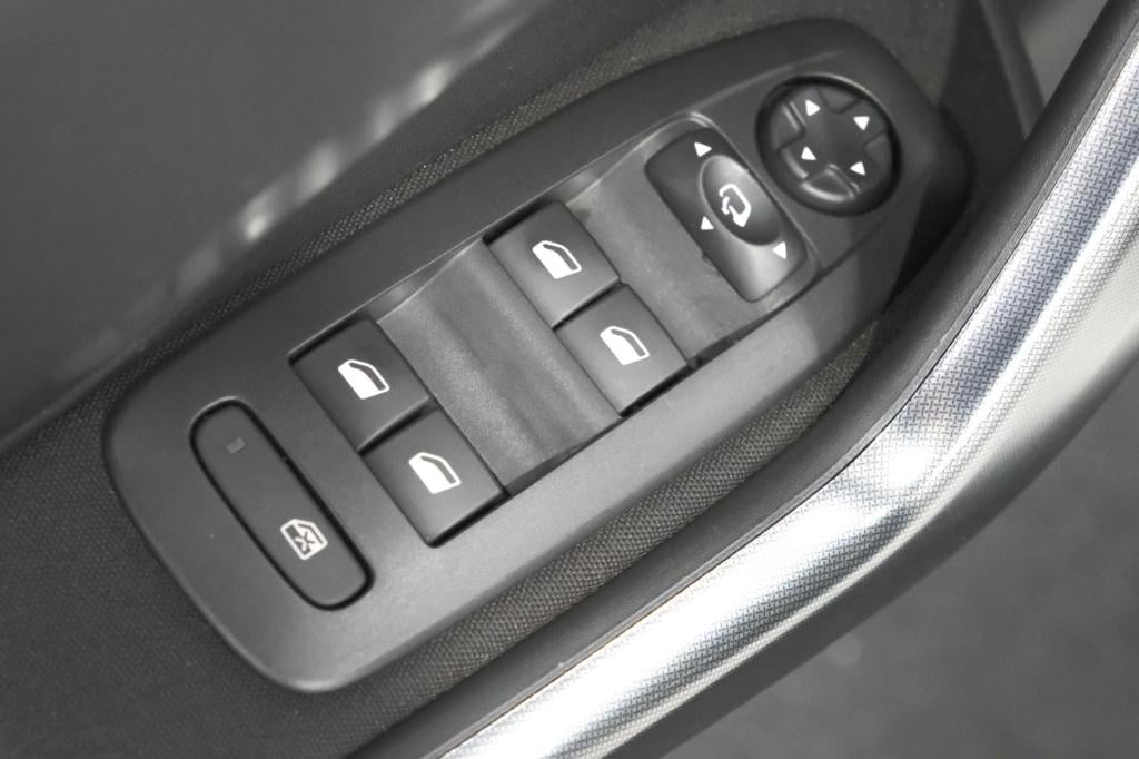 Peugeot 2008 puretech 110 eat6 allure | trekhaak | apple carplay | parkeers