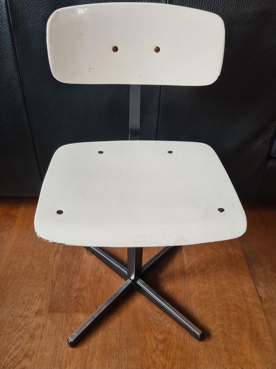 Complete set bestaande uit een vintage schoolbureau en bijpassende stoel.