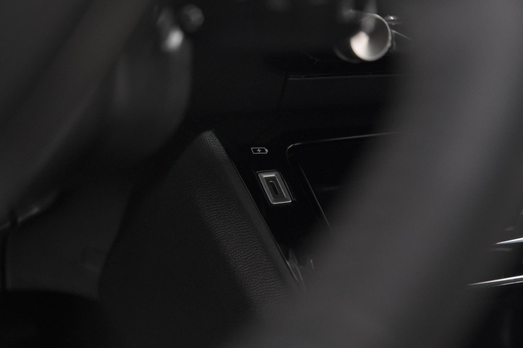 Peugeot 208 puretech 100 eat8 allure pack | camera | apple carplay | parkee