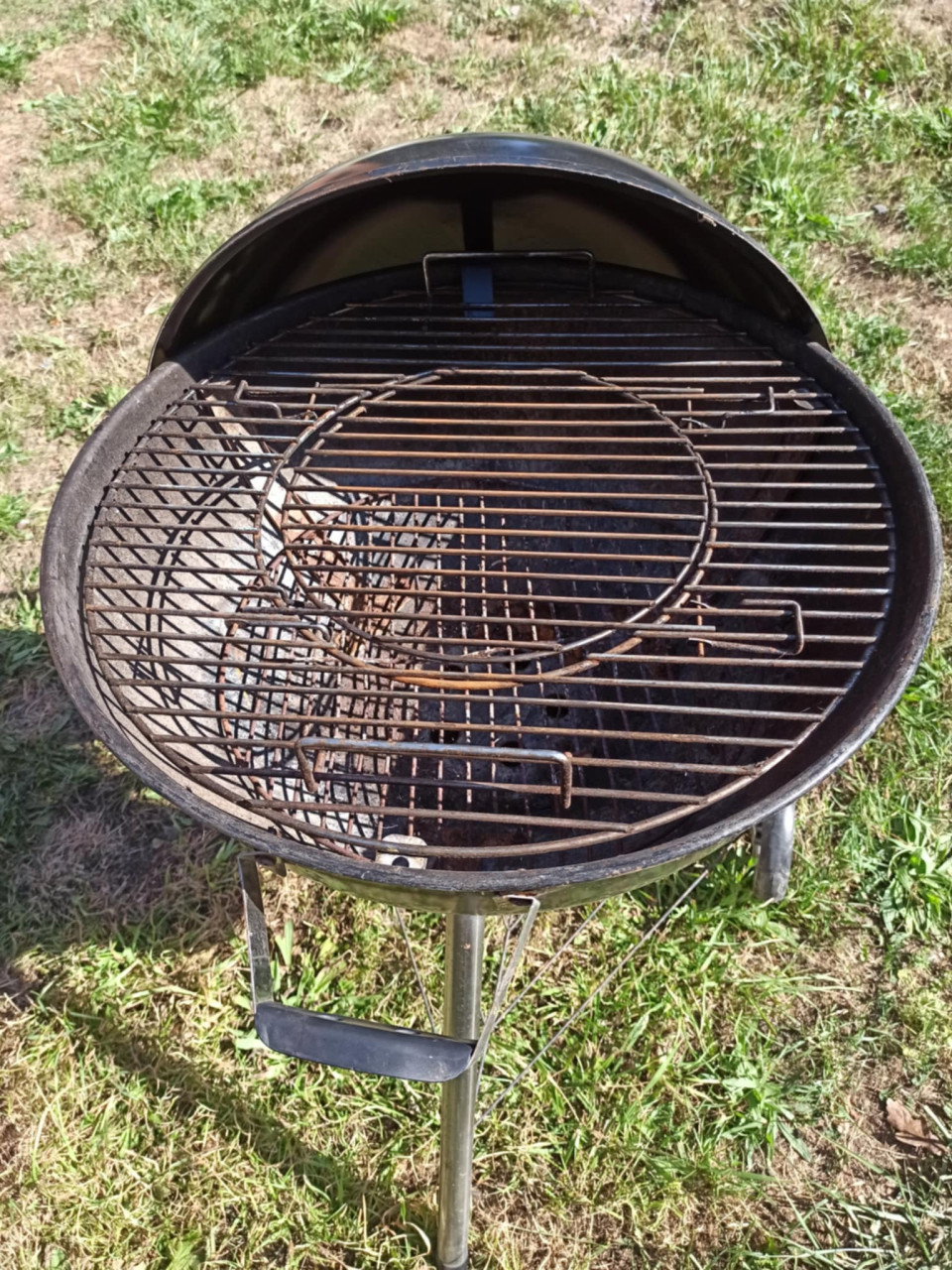 BBQ / Barbecue, verrijdbaar, met deksel en temperatuurmeter.