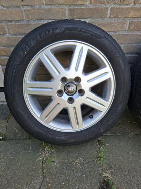 Volvo 16 inch velgen met Dunlop sport banden