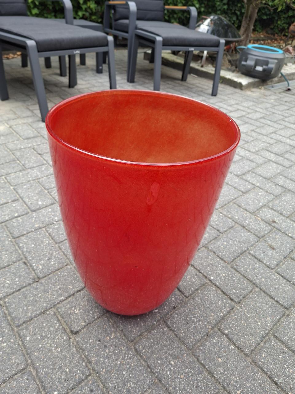 Decoratieve grote vaas rood glas  53 x 35 cm