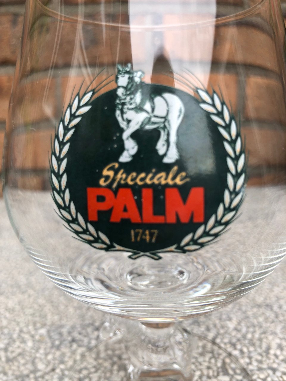 Palm bierglas met paard op de voet van het glas.