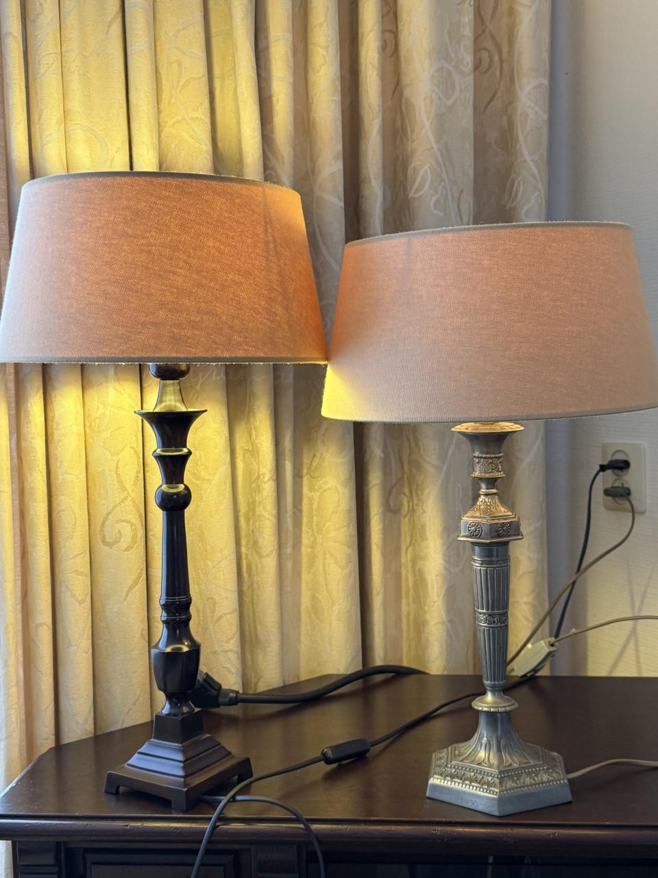 2 mooie Bijzet/ Schemerlampjes. Zie foto s.  56 en 50 cm.