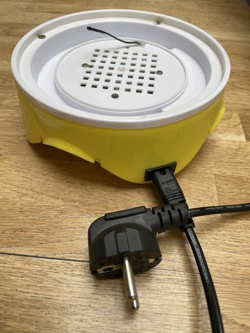 Te Koop Leuke broedmachine voor 7 eieren.