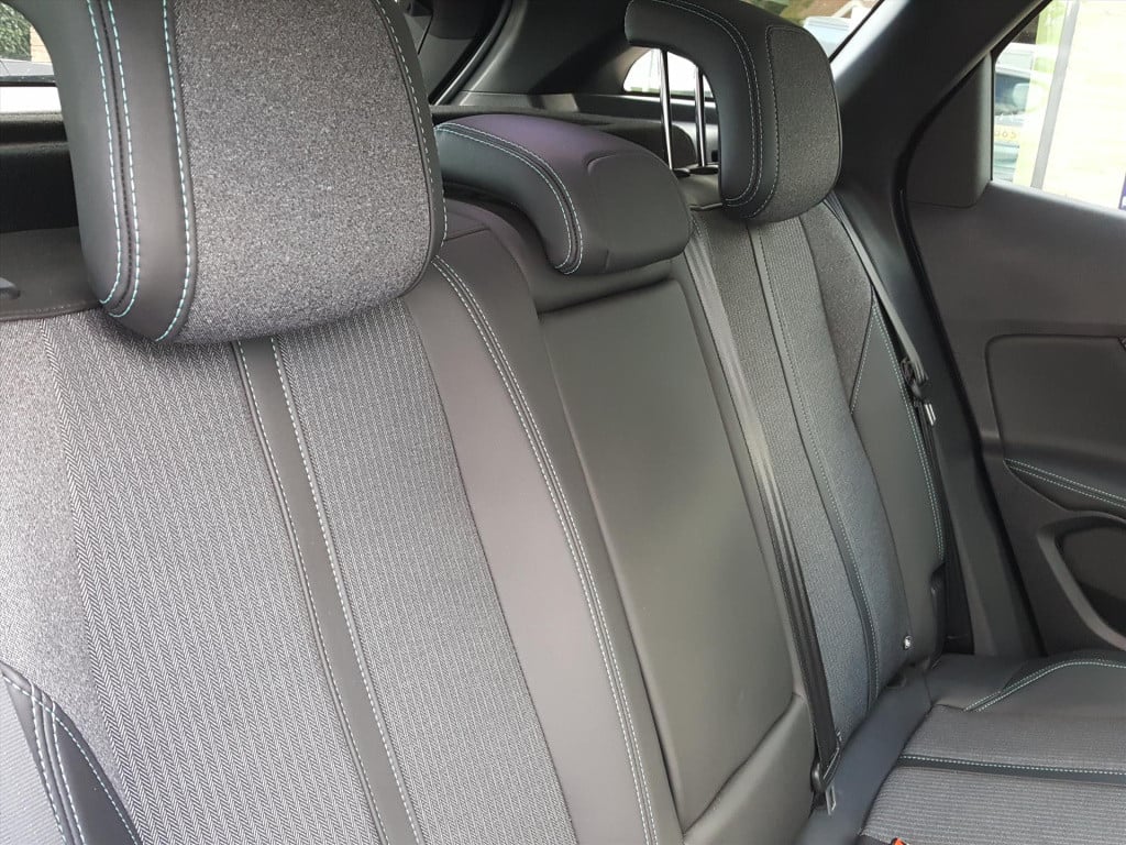 Peugeot 3008 1.6 plug-in hybrid 225pk allure pack business automaat navigat
