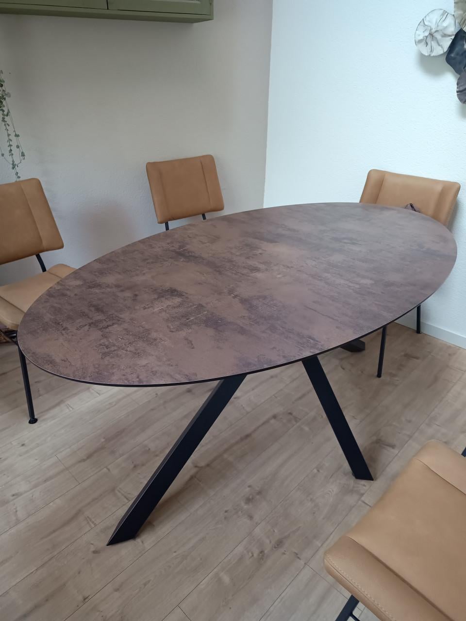 Ovale tafel roestkleurig