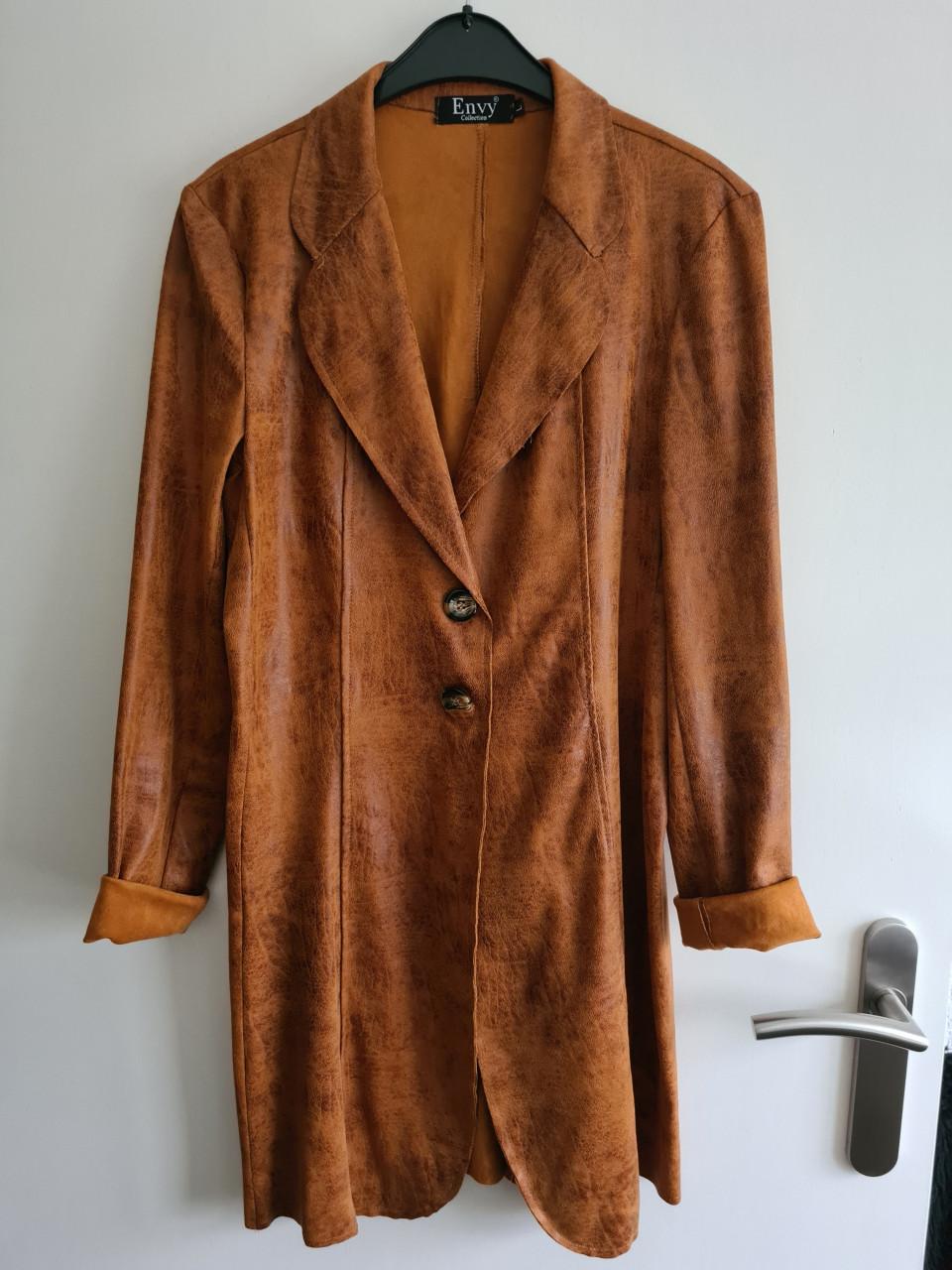 Nieuw ! Cognac kleur soepel vallende lange blazer van Envy Maat L