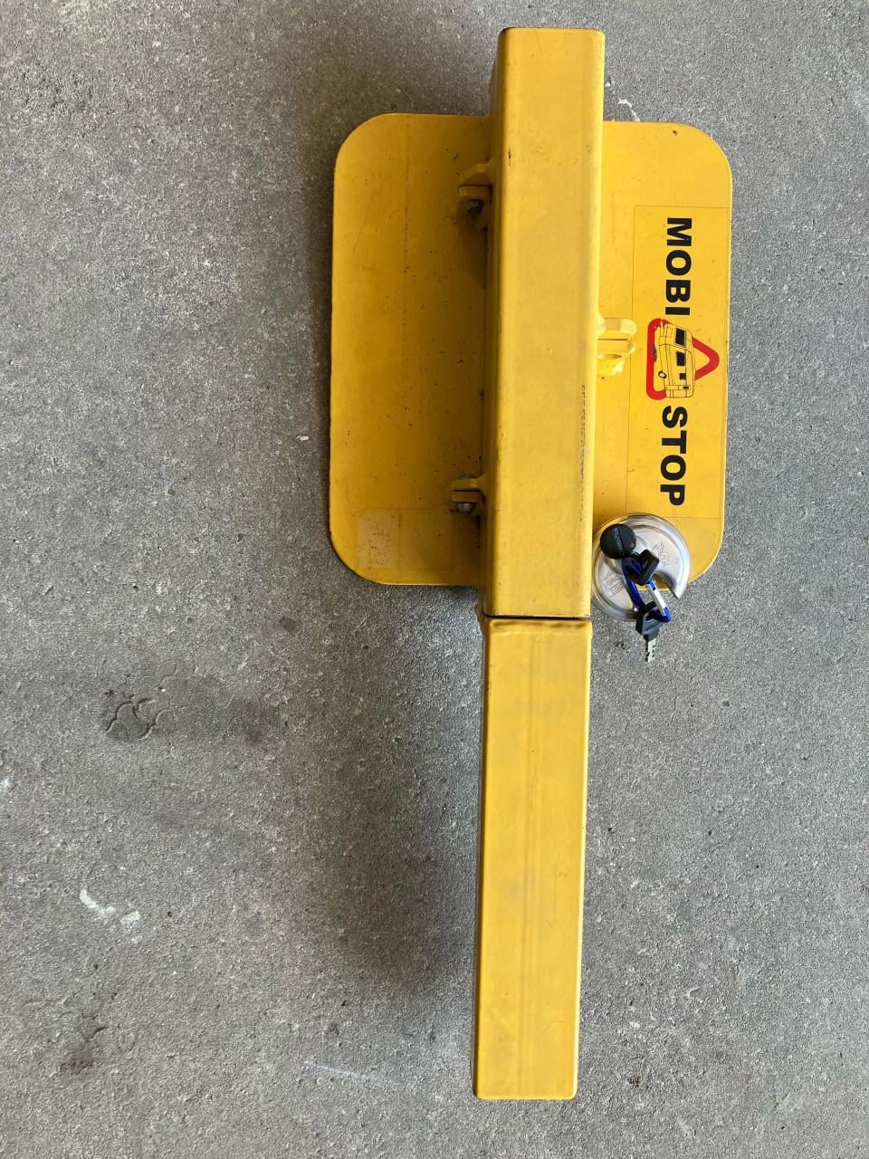 Diverse disselsloten en wielklemmen.