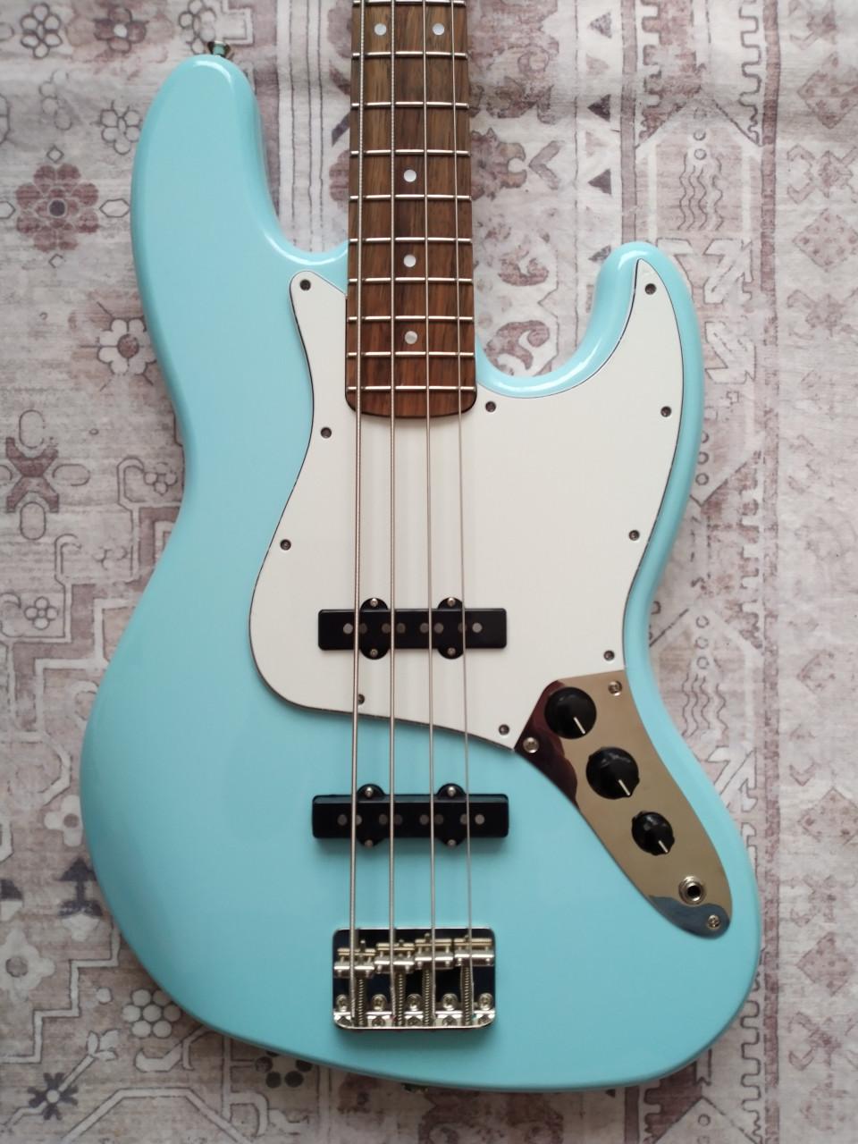Squier Classic Vibe Jazz Bass Daphne Blue z.g.a.n. 300 euro.