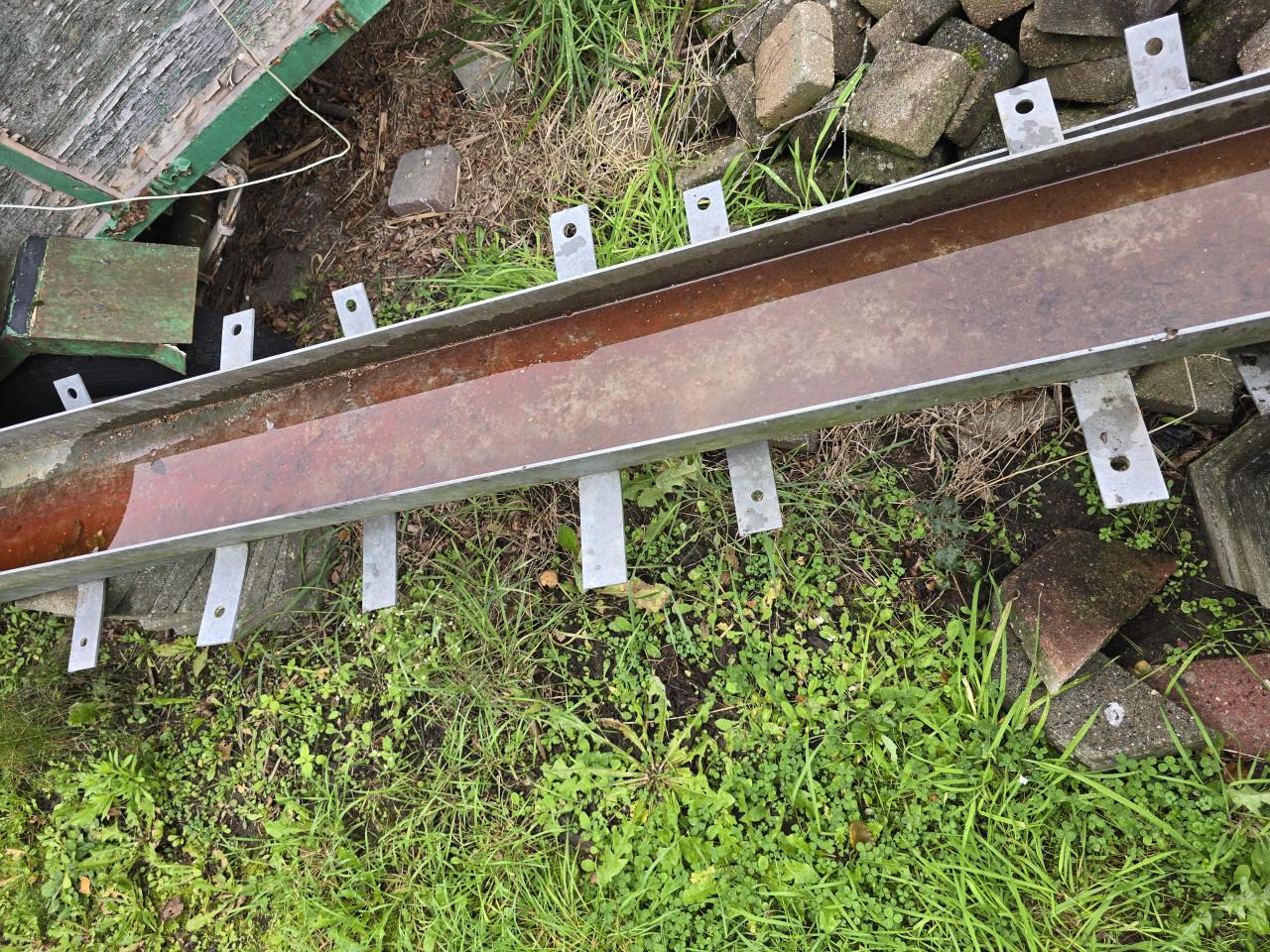 Zware verzinkte stalen U-goot 1x 4,5m + 1x 6m lang.4mm dik