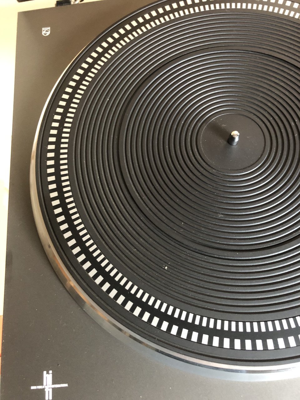Philips platenspeler 685 met nieuwe naald en snaar.