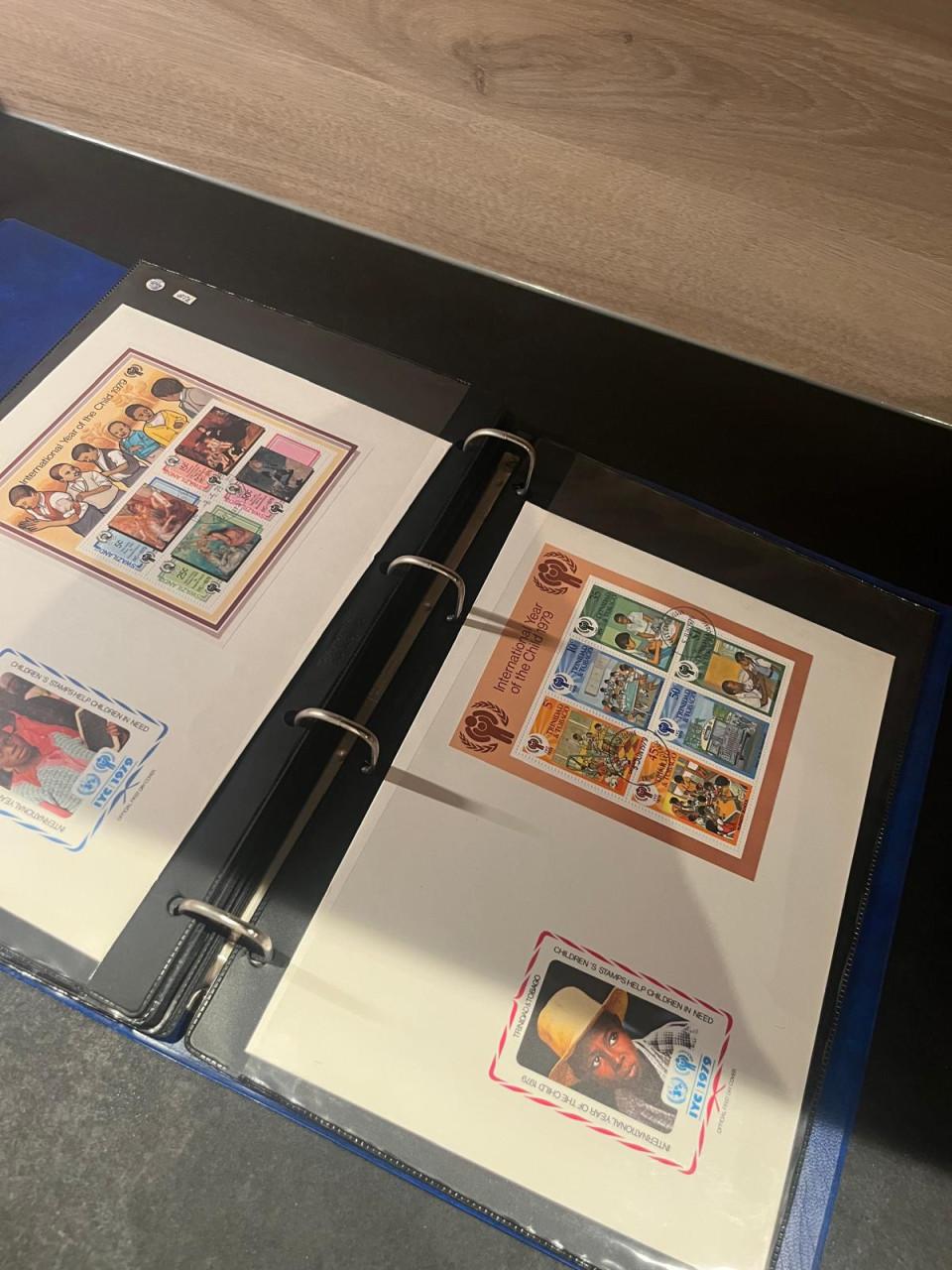 Album met enveloppen 'Jaar van het kind 1979'