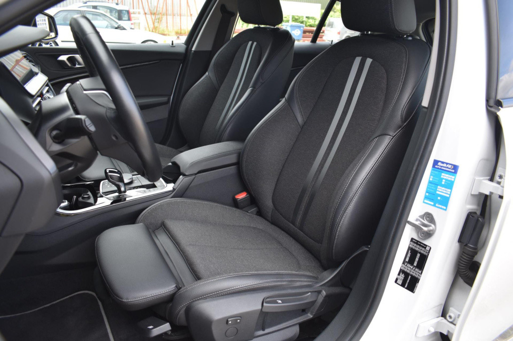 BMW 1 Serie 118i sport line | stoelverwarming | apple carplay | android aut