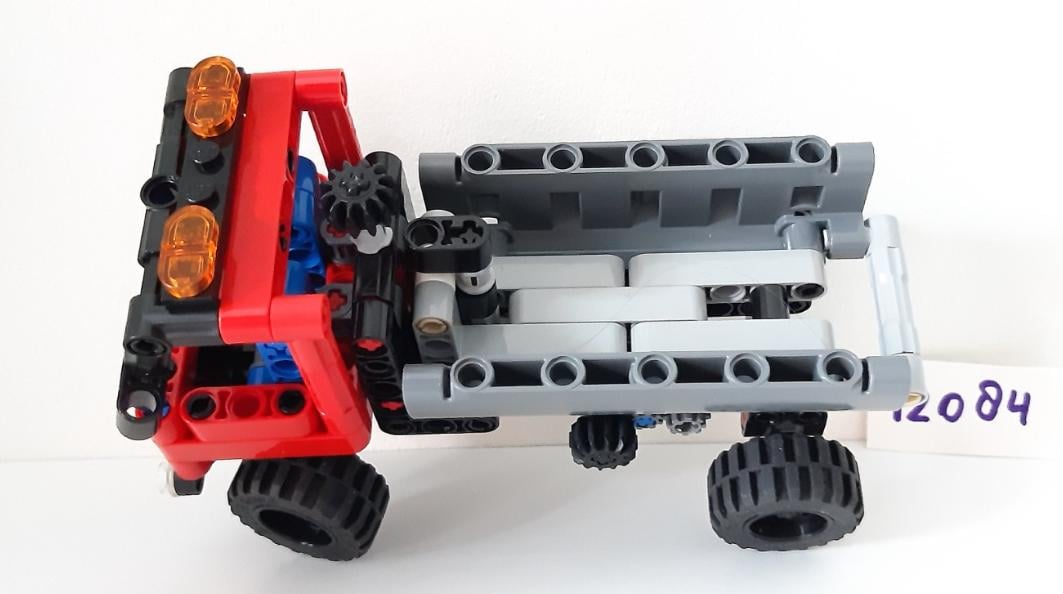LEGO Technic 42084: Haaklader OF luchthaven brandweerwagen