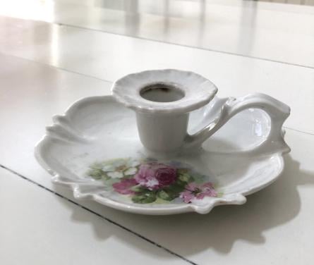 Lief brocante wit porseleinen blakertje met roosjes motief