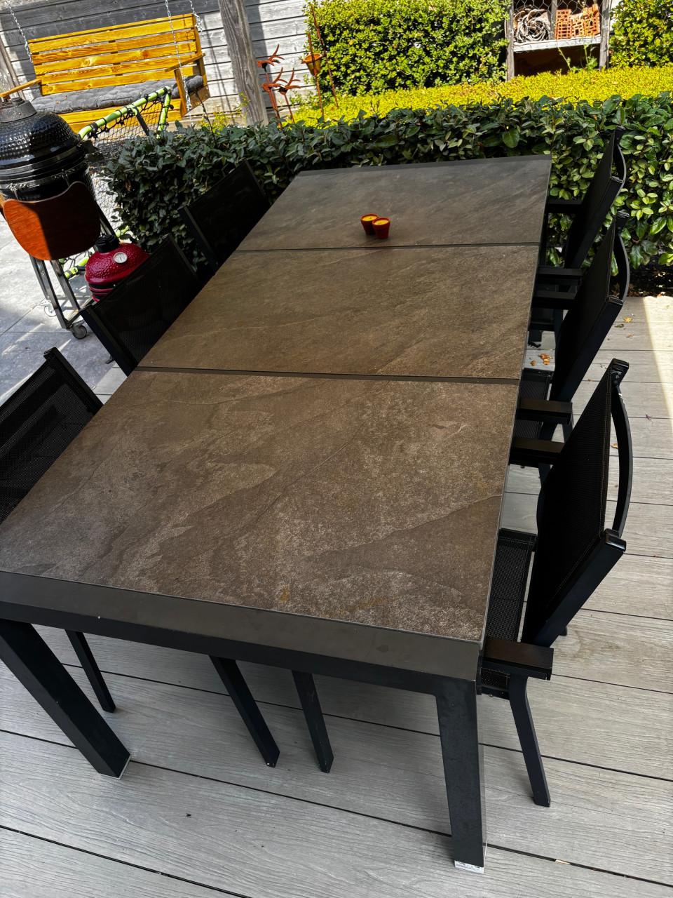 Grote tuintafel met 6 stoelen