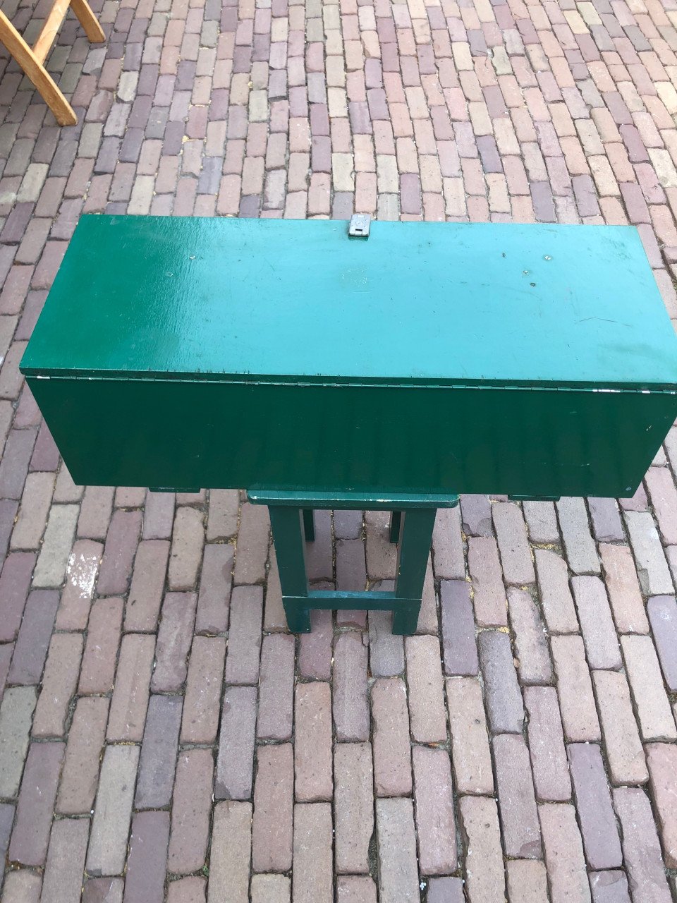 Groene houten kist.