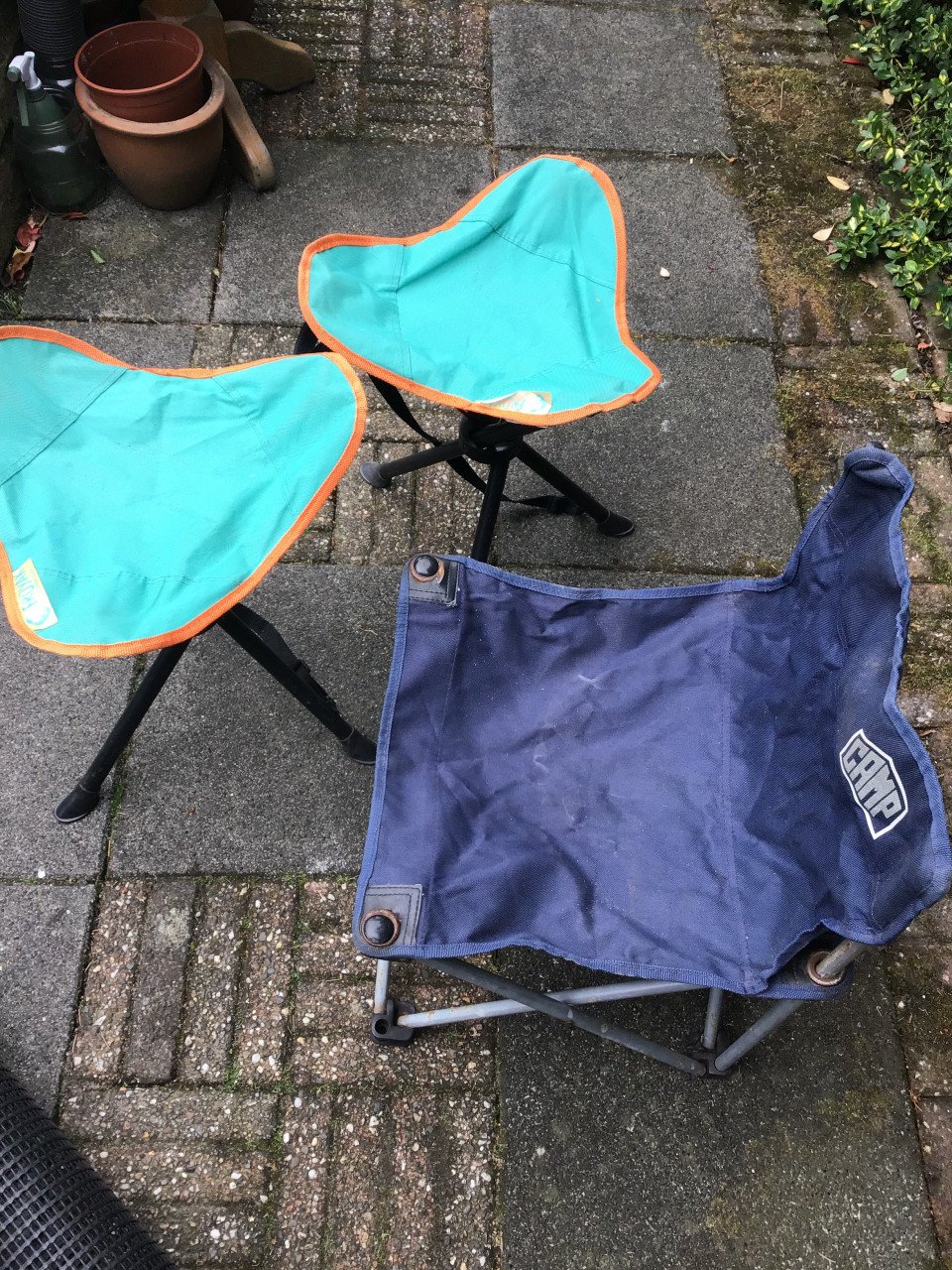 Camping of Vis stoeltje en krukjes