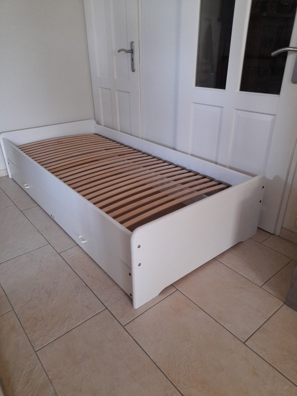 1 persoons bed met lade (in goede staat ) 90 x 200 GERESERVEERD