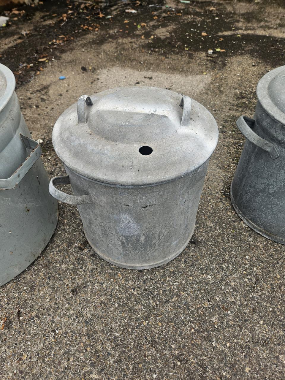 Zinken wek/wasketels ketels. Waarvan 1 geëmailleerd.