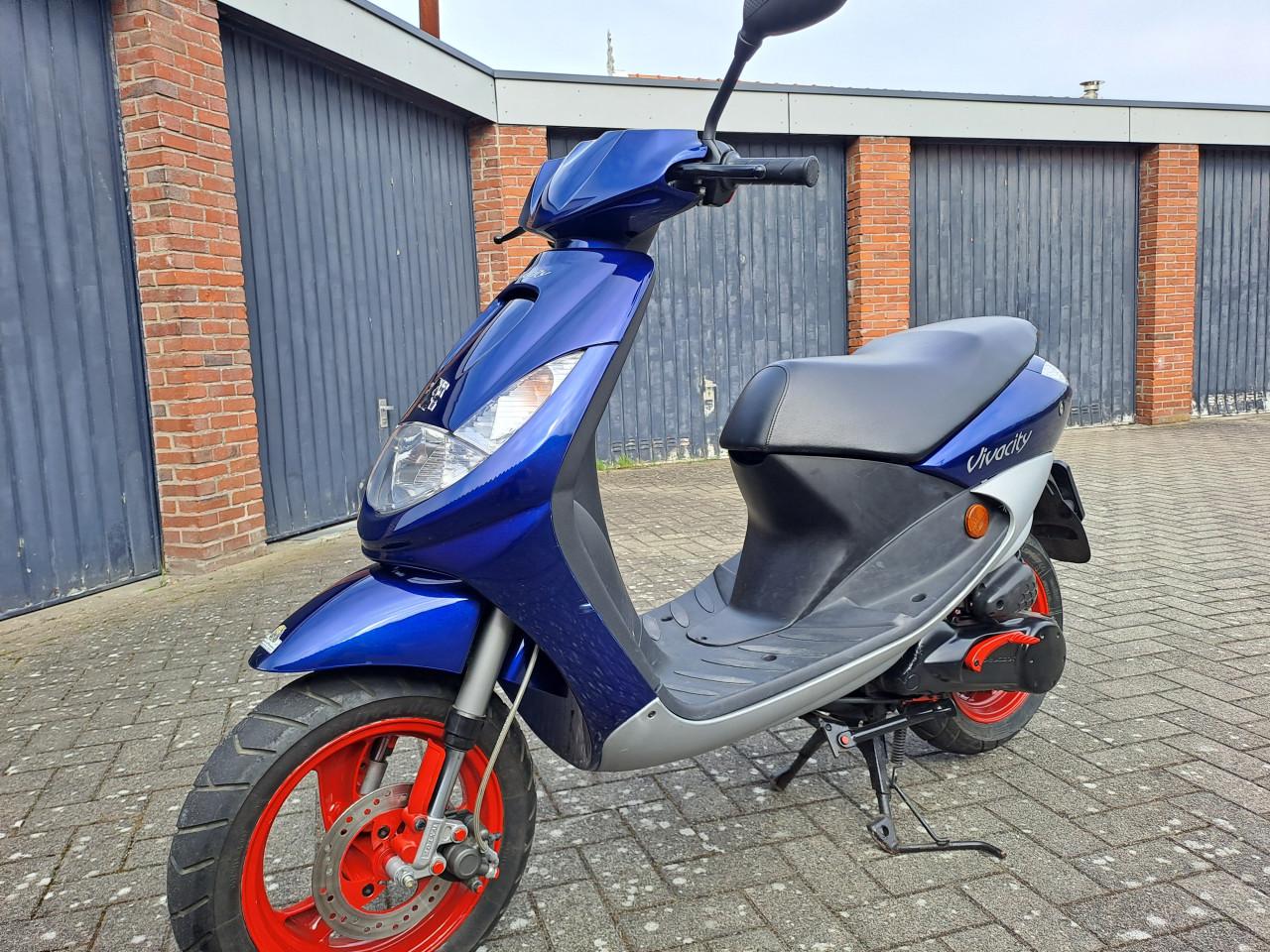 Te koop snorscooter peugeot vivacity 2 takt