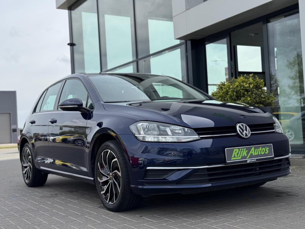 Volkswagen Golf 1.0 tsi * panoramadak * camera * navigatie * massage stoel