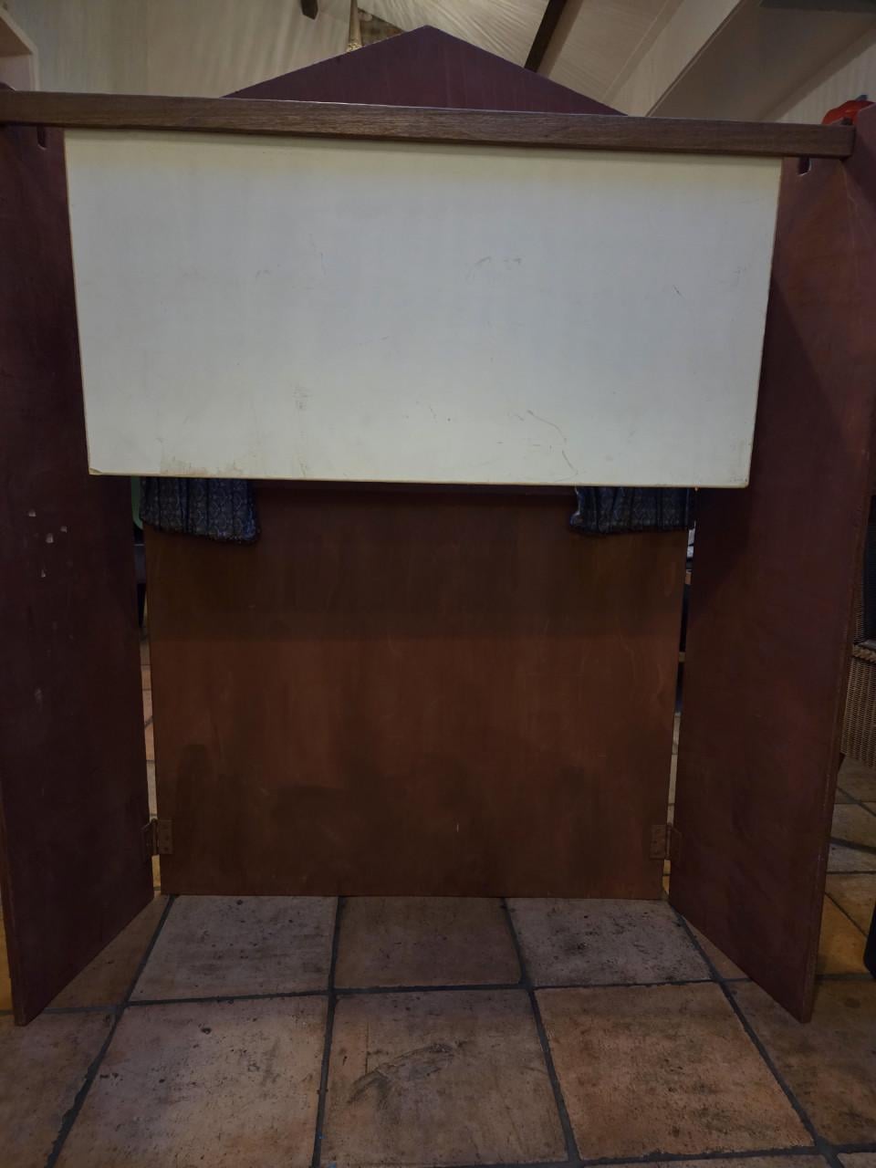 Poppenkast met 8 houten poppen en wisselende achtergronden