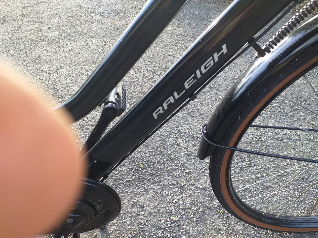 """"RALEIGH OMA TRANSPORTFIETS ZO GOED ALS NIEUW""