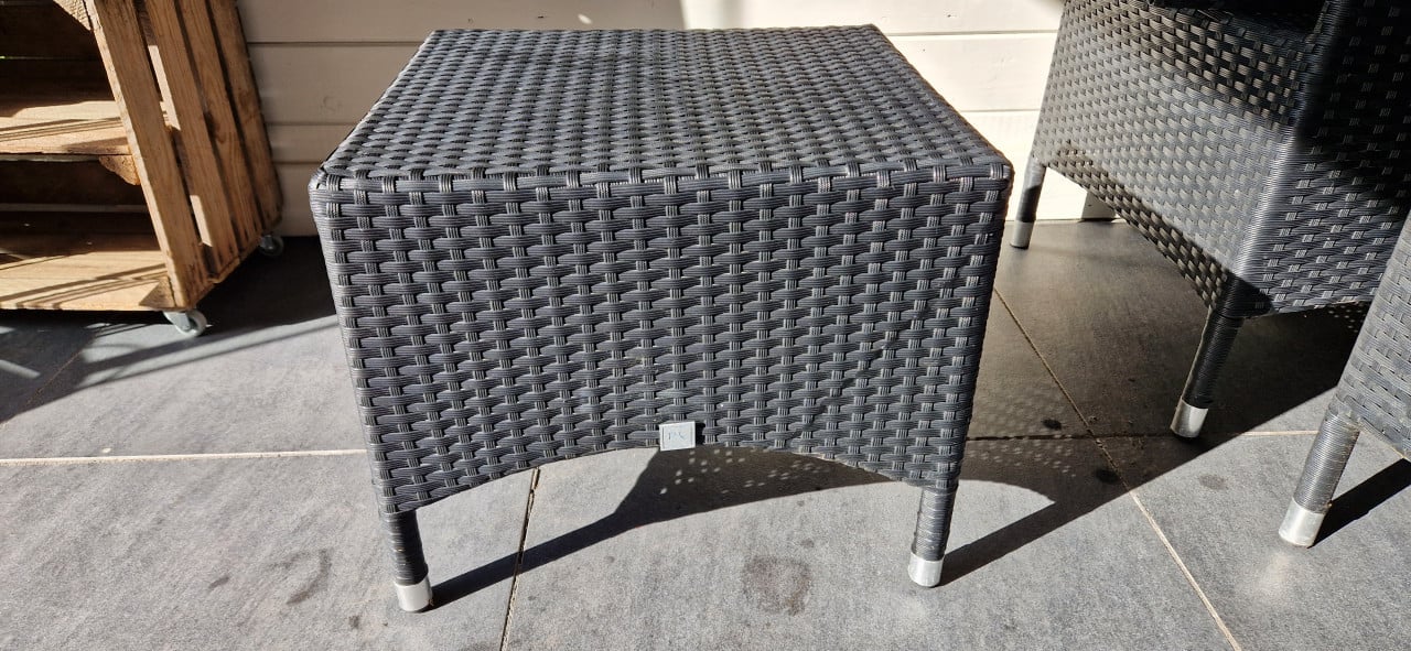 2x wicker standenstoel + 2x voetenbankje en krukje