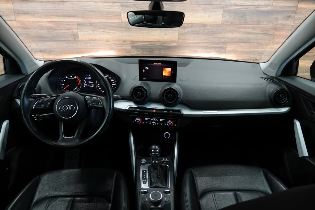 Audi Q2 30 tfsi | stoelverw. | leder | pdc |