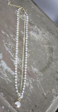 Goudkleurige ketting met parels