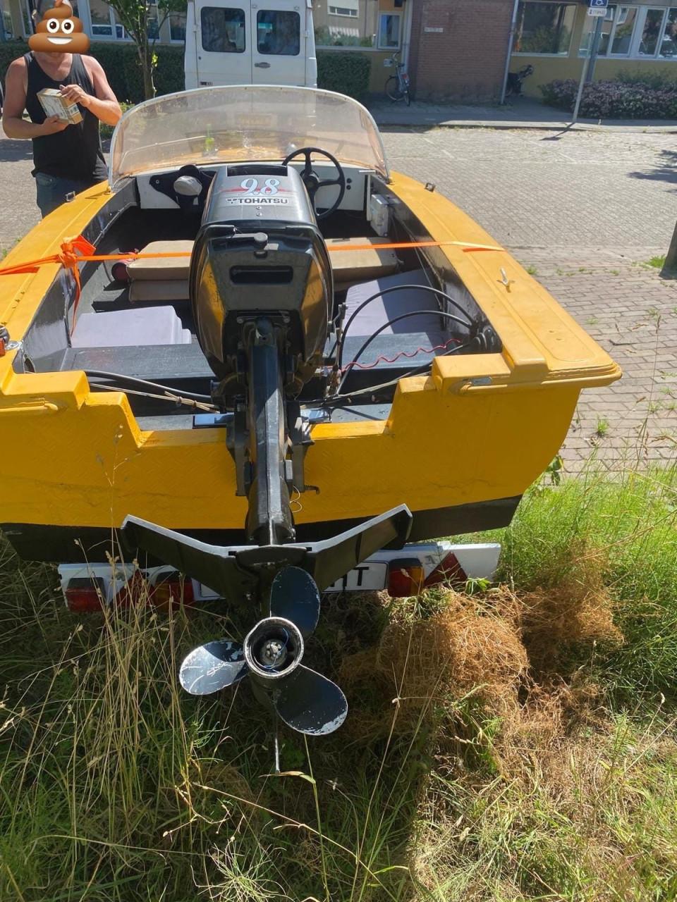 Leuk motorbootje met motor en trailer