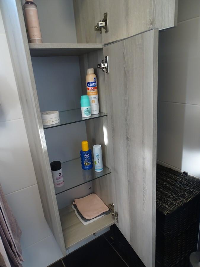 Badkamermeubels met spiegel en kranen