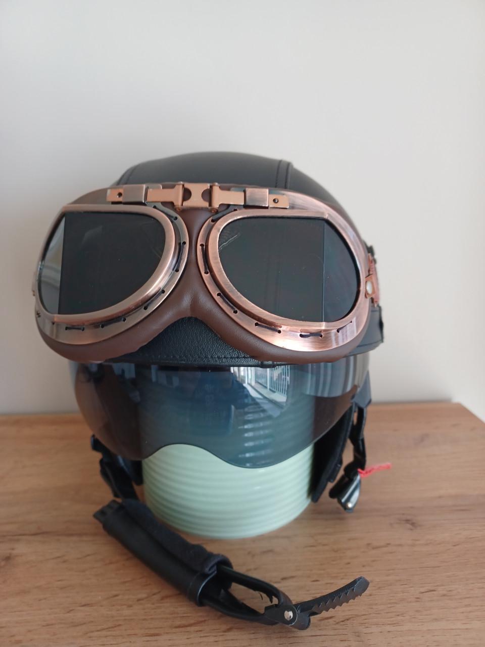 T.K.A.  Helm met Bril en uitschuifbare Zonneklep