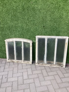 2 oude houten stal ramen samen voor €30