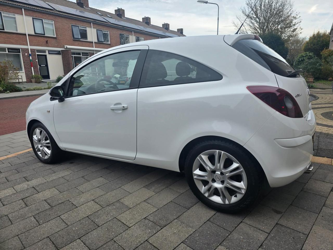 Tekoop zeer mooie Opel Corsa 1.4i 16V  Black and  White