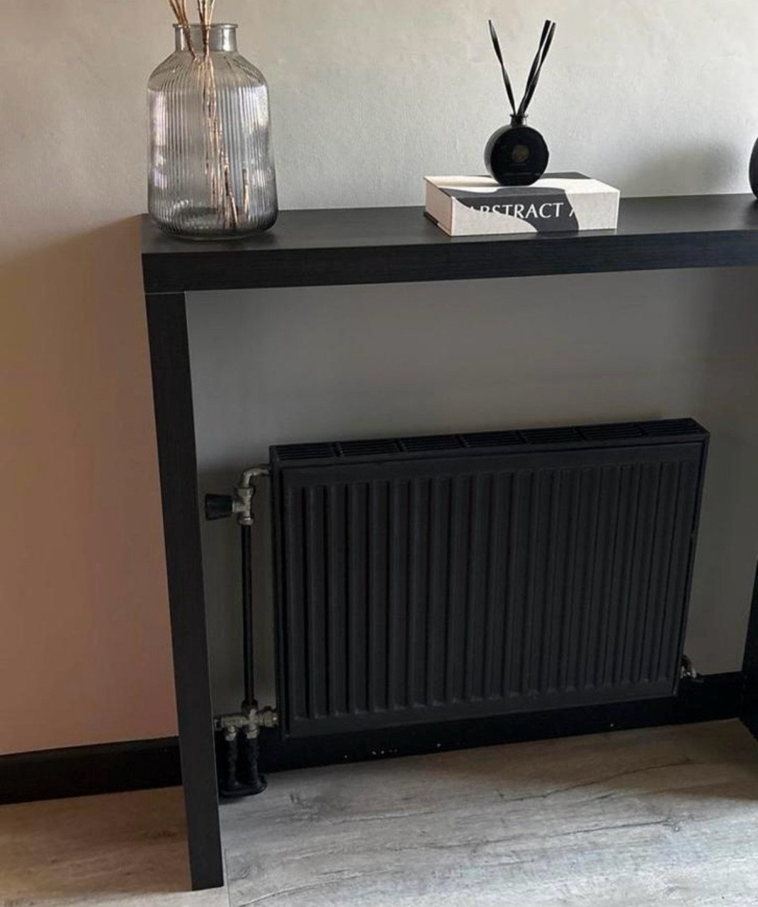 Zwarte bijzettafel / wandtafel