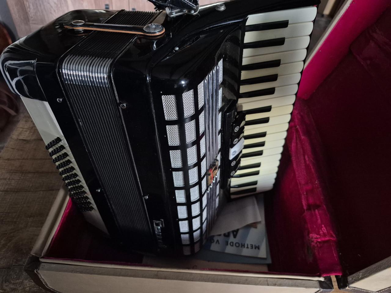 Parrot accordeon 60 bas met orginele koffer.
