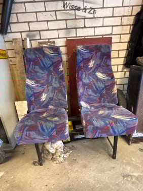 Bankje van twee bus stoelen