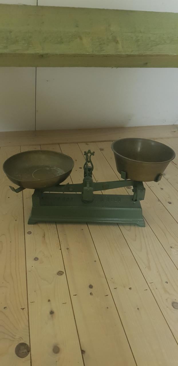 2 antieke weegschalen