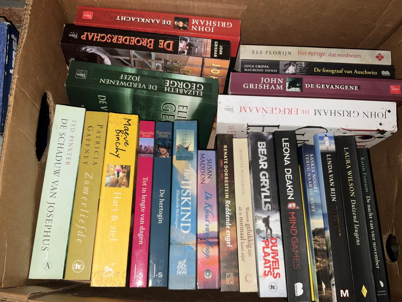 Te koop 2 bananendozen met boeken romans en thrillers