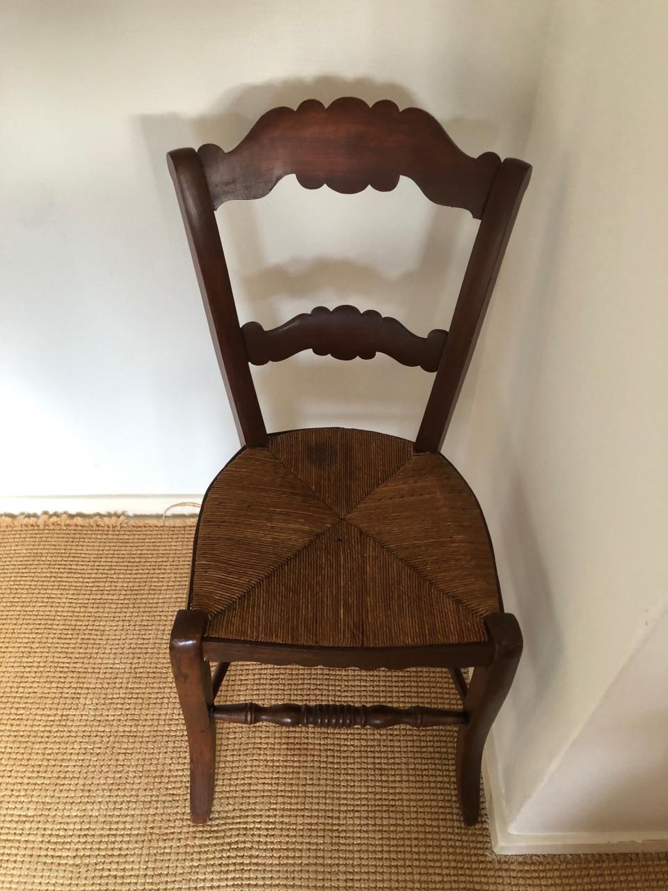 Antieke houten stoel met rieten zitting